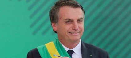 Bolsonaro com caneta compactor