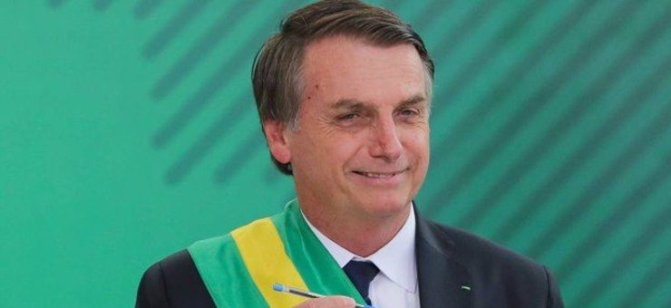 Bolsonaro com caneta compactor