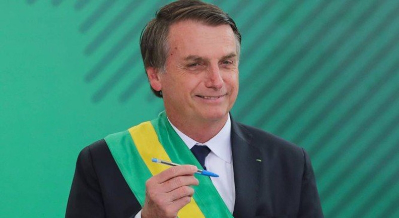 Bolsonaro com caneta compactor