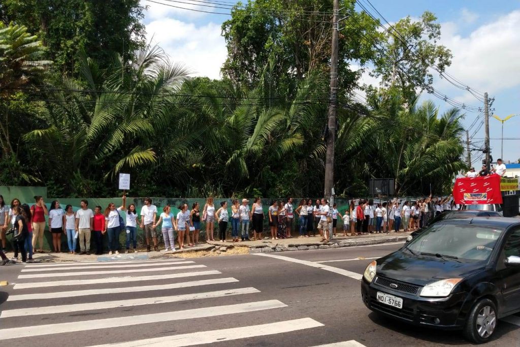 manifestantes-dao-abraco-simbolico-no-inpa