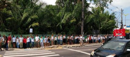 manifestantes-dao-abraco-simbolico-no-inpa