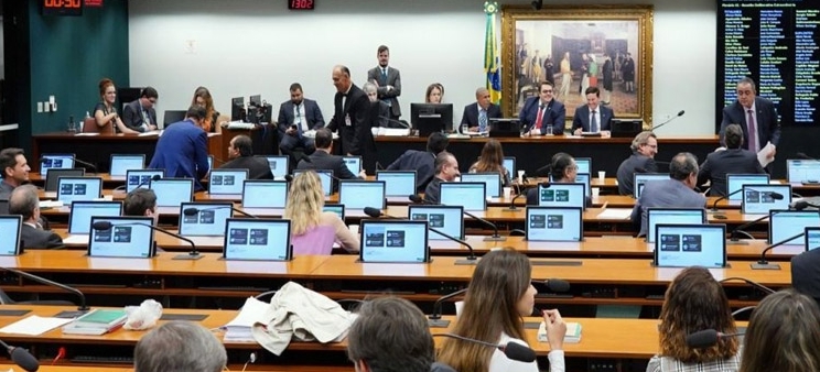 ccj-aprova-reforma-sindical-com-negociacao-coletiva-servidores-680